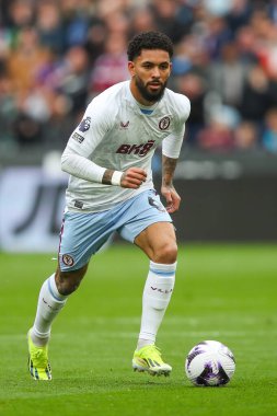 Douglas Luizof Aston Villa, Premier Lig maçında, 17 Mart 202 'de Londra Stadyumu' nda West Ham United ile Aston Villa maçında topa vuruyor.