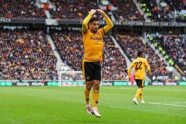 Wolverhampton Wanderers takımından Joo Gomes, 16 Mart 2024 'te Birleşik Krallık' ın başkenti Molineux 'da oynanan ve Wolverhampton' ın Coventry City 'ye karşı oynadığı son karşılaşma sırasında taraftarları cesaretlendiriyor.