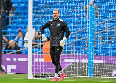 Newcastle United takımından Loris Karius, 16 Mart 202 tarihinde Etihad Stadyumu 'nda oynanan ve Manchester City' nin Newcastle United 'a karşı oynadığı final karşılaşmasında maç öncesinde ısınıyor.