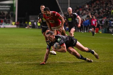 Wigan Warriors 'dan Jake Wardle, Salford Community Stadyumu, Eccles, Birleşik Krallık' ta oynanan 5. Salford Red Devils - Wigan Warriors maçında bir deneme için sahaya çıkıyor.