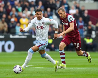 Aston Villa 'dan Morgan Rogers 17 Mart 202' de Londra 'daki Londra Stadyumu' nda oynanan Premier League maçı sırasında topla bir çıkış yaptı.