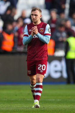 West Ham United takımından Jarrod Bowen, 17 Mart 202 'de Londra Stadyumu' nda oynanan Premier League maçının sonunda taraftarları alkışlıyor.