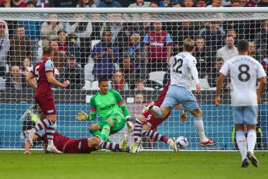 Aston Villa 'dan Nicol Zaniolo Premier Lig karşılaşmasında 1-1 öne geçiyor West Ham United, Aston Villa' ya karşı Londra Stadyumu 'nda, 17 Mart 2024