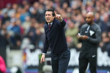 Aston Villa 'nın Unai Emery teknik direktörü 17 Mart 202' de Londra Stadyumu 'nda oynanan Premier League maçında takımına talimat verir.