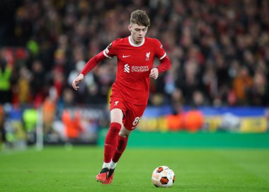 Liverpool 'dan Conor Bradley, Anfield, Liverpool, İngiltere' de oynanan UEFA Avrupa Ligi karşılaşmasında topu ileri atıyor.