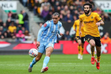 Coventry City 'den Joel Latibeaudiere, 16 Mart 202 tarihinde Wolverhampton Wanderers' ın Coventry City 'e karşı oynadığı Emirlikler Kupası Çeyreği' nde pas attı.