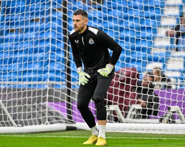 Newcastle United takımından Martin Dbravka, 16 Mart 2024 tarihinde Etihad Stadyumu 'nda oynanan ve Manchester City' nin Newcastle United 'a karşı oynadığı final maçı sırasında maç öncesinde ısınıyor.