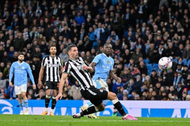 Manchester City 'den Jrmy Doku, 16 Mart 2024 tarihinde Etihad Stadyumu' nda oynanan ve Manchester City 'nin Newcastle United' a karşı oynadığı final maçı sırasında kalede şut çekiyor.