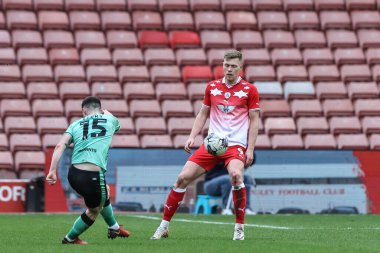 Barnsley 'den Sam Cosgrove, 16 Mart 202' de Oakwell, Barnsley 'de oynanan Sky Bet 1 karşılaşmasında topu tutuyor.