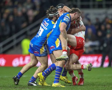Leeds Gergedan takımından Cameron Smith, 15 Mart 202 'de Headingley Stadyumu, Leeds, İngiltere' de oynanan Betfred Süper Lig 5. Round karşılaşmasında St. Helens 'li Jack Welsby' i yere serdi.