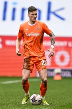 Blackpool takımından Oliver Casey, Wigan Atletizm - Blackpool maçı sırasında Wigan Stadyumu, Wigan, İngiltere, 16 Mart 202