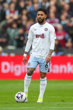 Douglas Luizof Aston Villa Premier Lig maçı sırasında, 17 Mart 202 'de Londra, İngiltere' deki Londra Stadyumu 'nda West Ham United ve Aston Villa karşı karşıya geldi.