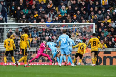 Coventry City 'den Ellis Simms, 16 Mart 202' de Birleşik Krallık 'ın başkenti Molineux' da oynanan ve Wolverhampton 'un Coventry City' ye karşı oynadığı son karşılaşma olan Emirates FA Kupası Çeyreği 'nde 2-2' lik skorla gol attı.