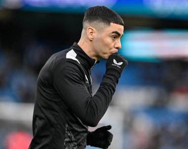 Newcastle United takımından Miguel Almirn, 16 Mart 2024 tarihinde Etihad Stadyumu 'nda oynanan ve Manchester City ile Newcastle United' ın karşı karşıya geldiği, Emirates FA Cup Quarter- final maçı öncesinde ısınıyor.