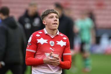 Barnsley 'li Aiden Marsh, 16 Mart 202' de İngiltere 'nin Oakwell kentinde oynanan Sky Bet 1 karşılaşmasında taraftarları alkışlıyor.