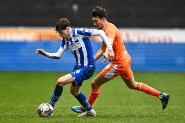 Wigan Athletichold 'dan Luke Chambers Blackpool' dan Kyle Joseph ile Wigan Atletizm Ligi 1 maçı sırasında Wigan Atletizm ve Blackpool 'a karşı DW Stadyumu, Wigan, İngiltere, 16 Mart 202