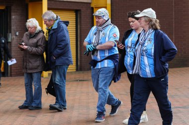 Coventry City taraftarları, Birleşik Krallık 'ın Wolverhampton, Wolverhampton, İngiltere' de 16 Mart 202 tarihinde oynanan ve Wolverhampton 'ın Coventry City' ye karşı oynadığı son karşılaşma olan Emirates FA Kupası Çeyreği 'nin önünde stadyuma doğru ilerliyor.