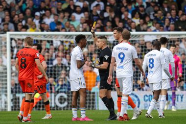 Hakem Stephen Martin, Leeds United takımının Jnior Firpo 'suna Elland Road, Leeds, İngiltere, 17 Mart 2024' te Leeds United ve Millwall maçında sarı kart verdi.