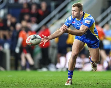 Leeds Rhinos 'tan Jarrod OConnor, 15 Mart 2024' te Headingley Stadyumu 'nda oynanan Betfred Süper Lig 5. Round karşılaşmasında pas veriyor.