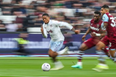 Aston Villa takımından Leon Bailey 17 Mart 202 'de Londra' daki Londra Stadyumu 'nda oynanan Premier League maçı sırasında topla bir çıkış yaptı.