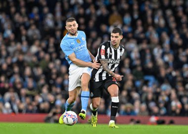 Newcastle United 'dan Bruno Guimares ve Manchester City' den Mateo Kovai, 16 Mart 2024 tarihinde Etihad Stadyumu 'nda oynanan ve Manchester City' nin Newcastle United 'a karşı oynadığı final karşılaşmasında top için mücadele ediyorlar.