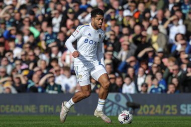 Leeds United takımından Georgina Rutter 17 Mart 202 tarihinde Leeds Road, Leeds, İngiltere 'de Leeds United' a karşı oynadığı Sky Bet Şampiyonası maçında topa vuruyor.