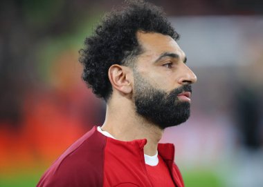 Liverpool 'dan Muhammed Salah, Anfield, Liverpool, Birleşik Krallık' ta oynanan UEFA Avrupa Ligi maçı sırasında, başlangıç çizgisinde sıralanır.