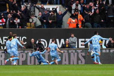 Coventry City 'den Hacı Wright, 16 Mart 202' de Birleşik Krallık 'ın Wolverhampton kentinde oynanan, Wolverhampton-Coventry City maçında 2-3 kazanma hedefini kutluyor.
