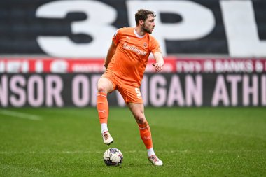 Blackpool takımından Matthew Pennington, Wigan Athletic 'in Blackpool' a karşı 16 Mart 202 'de oynadığı Wigan Stadyumu' nda oynanan 1.