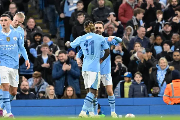Manchester City 'den Bernardo Silva, 16 Mart 202 tarihinde Etihad Stadyumu' nda oynanan ve Manchester City 'nin Newcastle United' a karşı oynadığı final karşılaşmasında Manchester City 'nin 2-0 kazanmasını kutluyor.