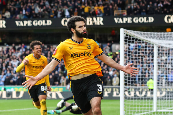 Райан Ат-Нури из "Вулверхэмптон Уондерерс" отмечает свой гол, чтобы сделать его 1: 1 во время четвертьфинального матча Кубка Эмиратов "Вулверхэмптон Уондерерс" против "Ковентри Сити" в Молинью, Вулверхэмптон, Великобритания, 16 марта 2024 года