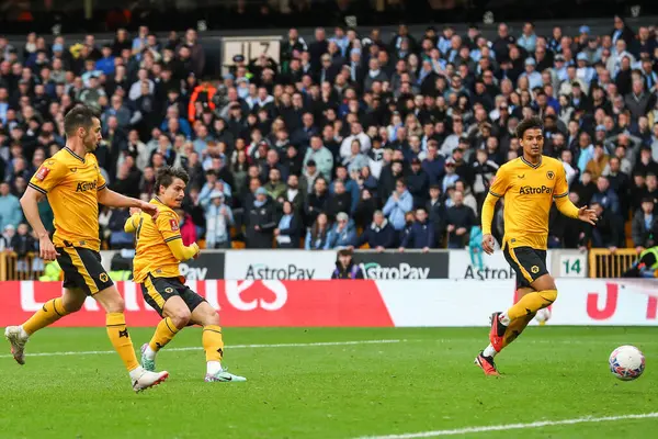 Hugo Bueno Von Den Wolverhampton Wanderers Erzielt Ein Tor Zum — Stockfoto