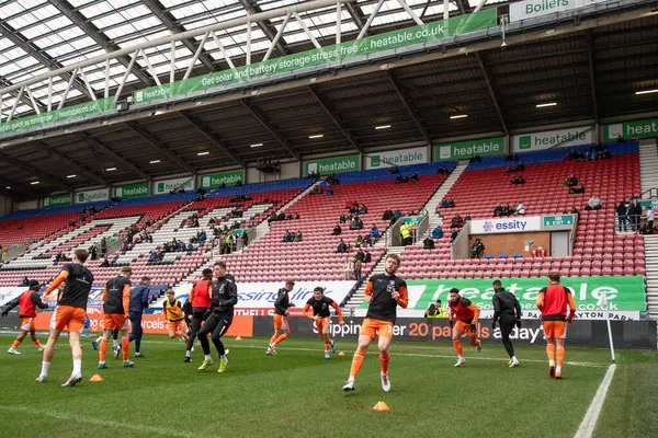 Blackpool maç öncesi ısınma maçı sırasında Wigan Athletic, Blackpool 'a karşı DW Stadyumu, Wigan, İngiltere, 16 Mart 202