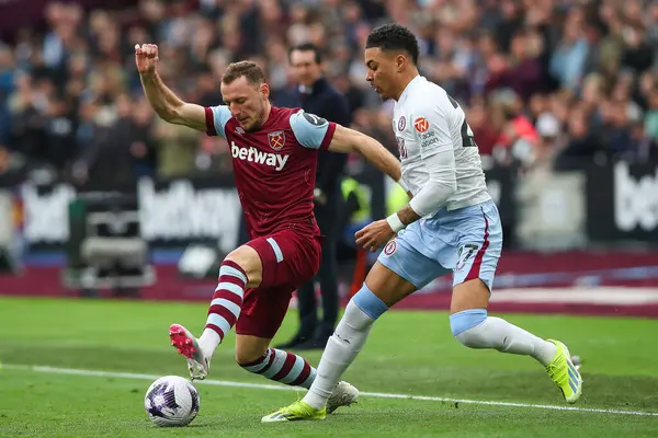 West Ham United 'dan Bay Coufal ve Aston Villa' dan Morgan Rogers Premier Lig maçı sırasında Londra Stadyumu 'nda 17 Mart 2024' te Aston Villa 'ya karşı oynadılar.