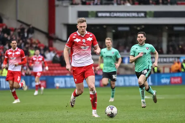 Barnsley 'den Sam Cosgrove, 16 Mart 202' de İngiltere 'nin Oakwell kentinde oynanan Barnsley ve Cheltenham Town maçında topu aldı.