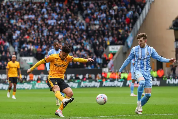 Wolverhampton Wanderers takımının oyuncusu Joo Gomes, 16 Mart 2024 tarihinde Birleşik Krallık 'ın başkenti Molineux' de oynanan ve Wolverhampton 'ın Coventry City' ye karşı oynadığı son karşılaşma olan Emirates FA Kupası Çeyreği 'nde gol atma şansı yakaladı.