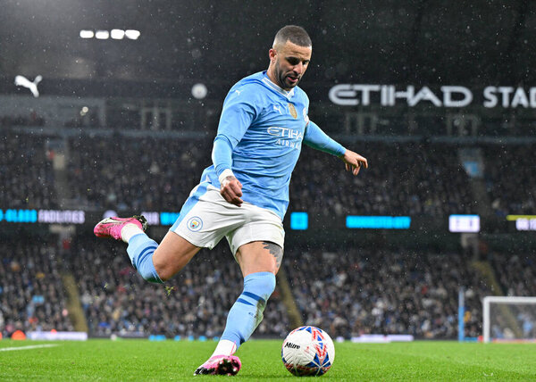 Кайл Уокер из "Манчестер Сити" пересекает мяч во время четвертьфинального матча Кубка Эмиратов Манчестер Сити - Ньюкасл Юнайтед на стадионе "Этихад", Манчестер, Великобритания, 16 марта 202