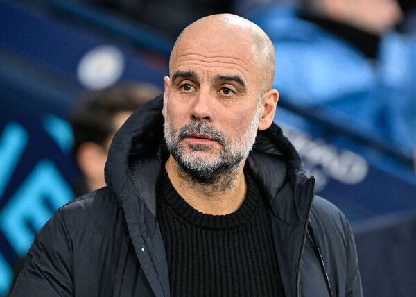 Пеп Гуардиола тренер "Манчестер Сити" выходит на скамейку запасных перед стартом, во время четвертьфинала Кубка Эмиратов Манчестер Сити - Ньюкасл Юнайтед на стадионе "Этихад", Манчестер, Великобритания, 16 марта 202 года