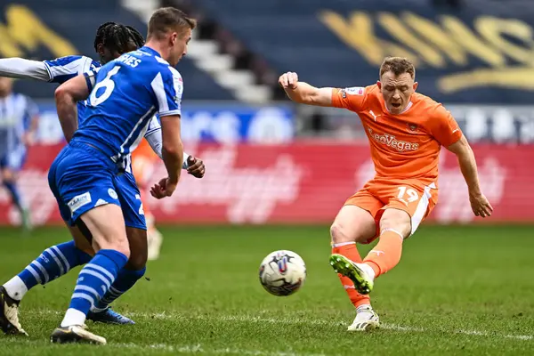 Blackpool 'dan Shayne Lavery, İngiltere' nin Wigan şehrinde 16 Mart 202 'de oynanan Wigan-Blackpool maçında gol atıyordu.