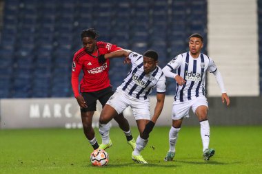 West Bromwich Albion takımından Jovan Malcom, Manchester United Premier League 2 U23 karşılaşmasında Habeeb Ogunneye ile mücadele etti. West Bromwich Albion Manchester United ile The Hawthorns, West Bromwich, İngiltere, 18 Mart 202