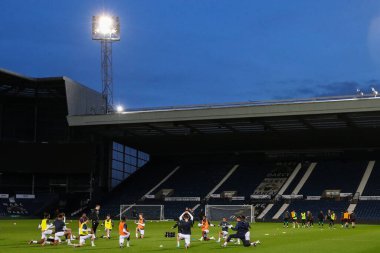 West Bromwich Albion oyuncuları Premier League 2 U23 maçında ısınma turunda West Bromwich Albion Manchester United 'a karşı The Hawthorns, West Bromwich, İngiltere, 18 Mart 202