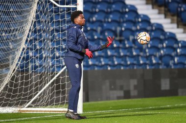 West Bromwich Albion 'dan Ben Cisse, Premier League 2 U23 maçında ısınma turunda West Bromwich Albion, Manchester United' a karşı The Hawthorns, West Bromwich, İngiltere, 18 Mart 202
