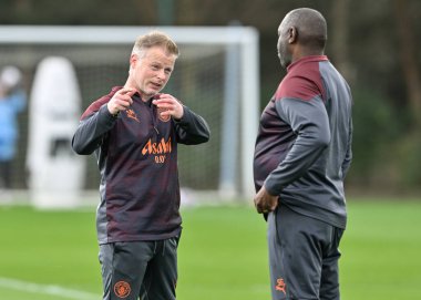 Manchester City Women 'ın antrenör yardımcısı Alan Mahon, Manchester City Women antrenörü Shaun Goater ile 19 Mart 202' de Etihad Campus, Manchester 'da yapılan antrenman sırasında konuştu.