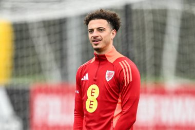 Galler 'den Ethan Ampadu, 20 Mart 2024' te Vale Resort Training kompleksi Hensol 'de Galler' in açık eğitim seansı öncesinde ısınma turları sırasında