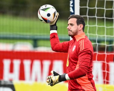 Galler 'den Danny Ward, 20 Mart 2024' te Vale Resort Training kompleksi Hensol, İngiltere 'de Galler' de yapılacak açık antrenman öncesinde ısınma turunda.
