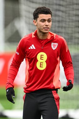 Galler 'den Brennan Johnson, 20 Mart 202' de Vale Resort Training kompleksi Hensol, İngiltere 'de Galler' de yapılacak açık antrenman öncesinde ısınma turları sırasında