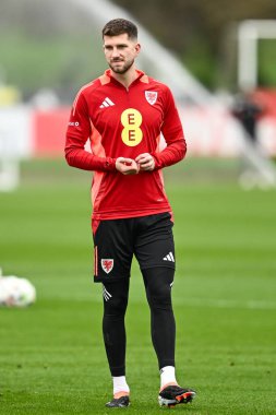 Galler 'den Chris Mepham, 20 Mart 2024' te Vale Resort Training kompleksi Hensol 'de Galler' de yapılacak açık antrenman öncesinde ısınma turunda.