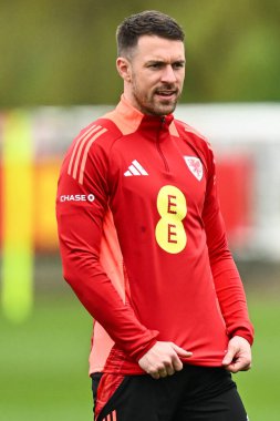 Galler 'den Aaron Ramsey, 20 Mart 2024' te Vale Resort Training kompleksi Hensol, İngiltere 'de Galler' deki açık eğitim oturumu öncesinde ısınma turları sırasında