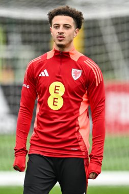 Galler 'den Ethan Ampadu, 20 Mart 2024' te Vale Resort Training kompleksi Hensol 'de Galler' in açık eğitim seansı öncesinde ısınma turları sırasında