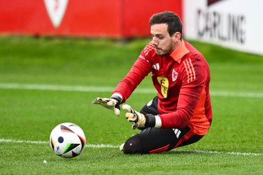 Galler 'den Danny Ward, 20 Mart 2024' te Vale Resort Training kompleksi Hensol, İngiltere 'de Galler' de yapılacak açık antrenman öncesinde ısınma turunda.